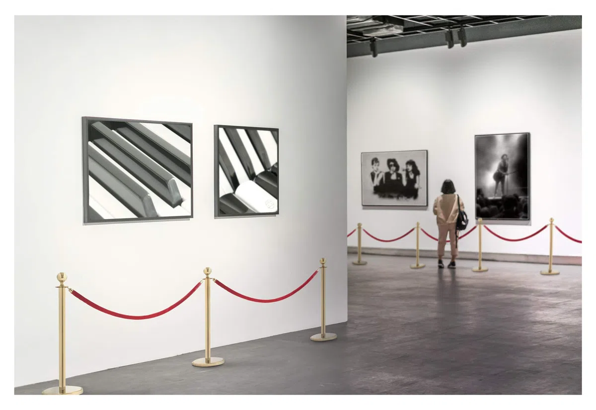 Stagecaptain PLS-150 Deluxe 2.1-150G Absperrständer Personenleitsystem - 2 Edelstahl-Stative und 1 rotes Seil mit 1,5m Länge - Für Konzerte, Ausstellungen, Hotels, Kinos u.v.m. - gold