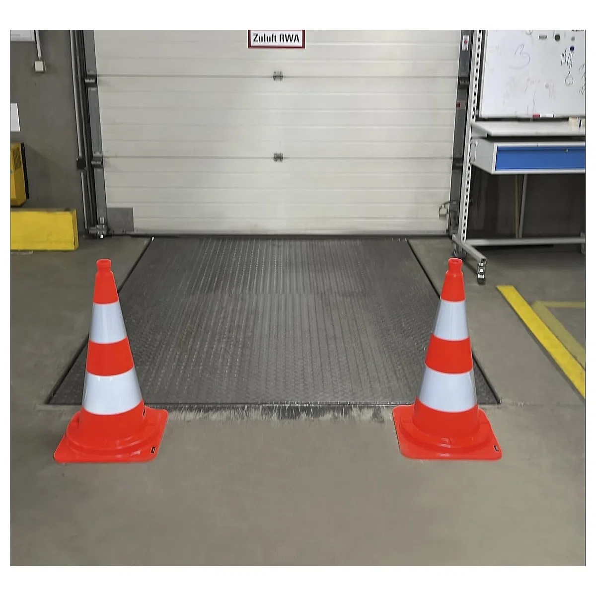 kaiserkraft | Leitkegel aus PVC | 20 Stück | reflektierend | Höhe 75 cm
